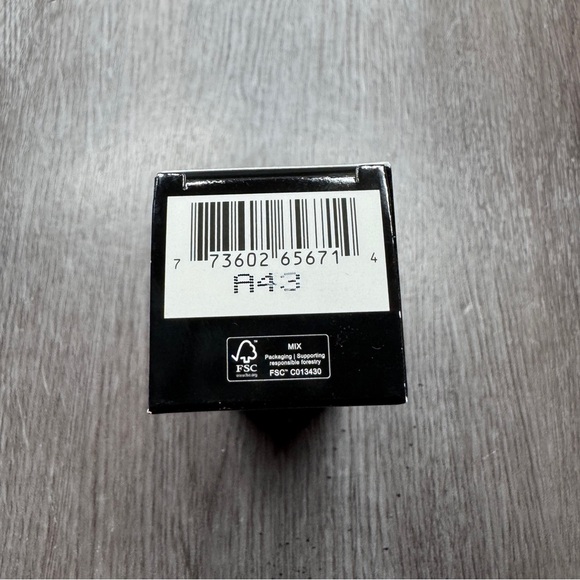 MAC Studio Radiance Serum Powered Foundation Shade NC27 - Picture 3 of 3